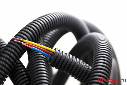 Прокладка кабеля в гофрированных и гладкостенных трубах, в металлорукавах